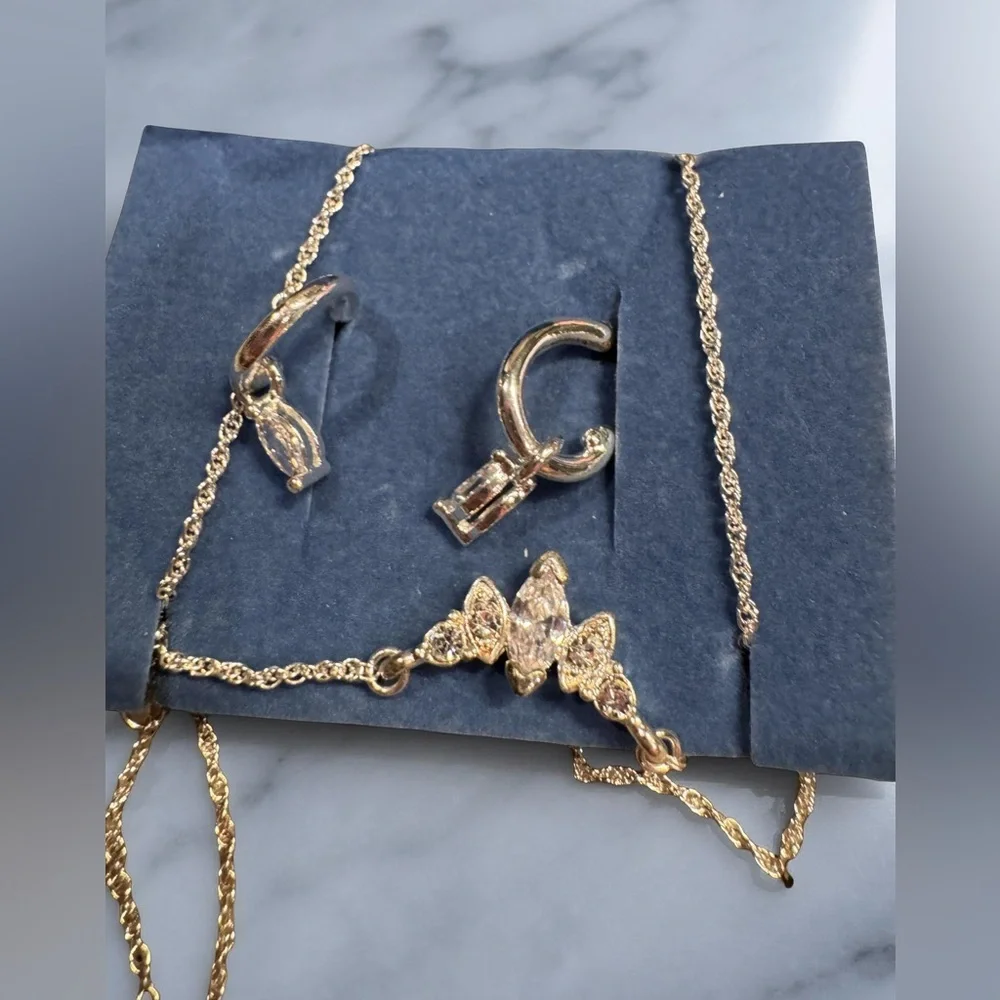 Vintage AVON Elegant Gold Jewelry Set earrings & necklace set IN BOX - Picture 1 of 6